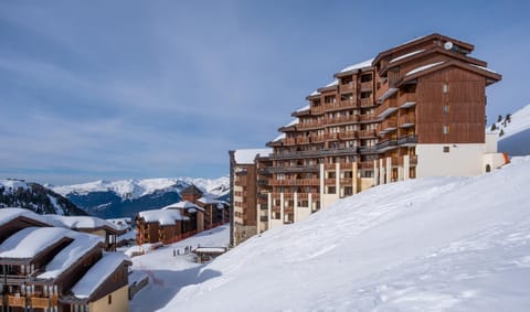 Nearby landmark, Day, Natural landscape, Winter, Skiing, Mountain view