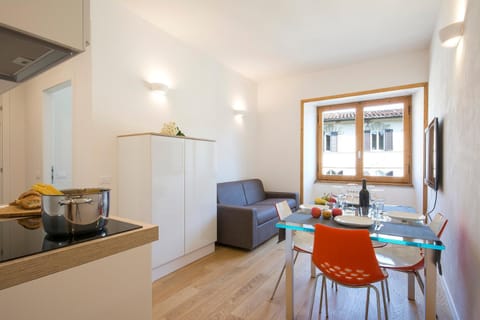TV and multimedia, Coffee/tea facilities, Kitchen or kitchenette, Living room, Seating area, Dining area