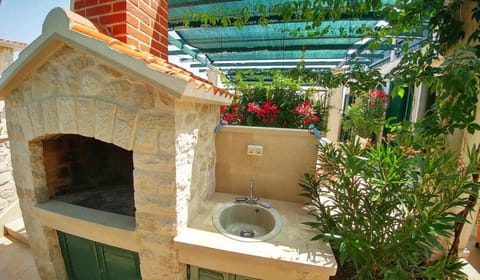 Patio, BBQ facilities