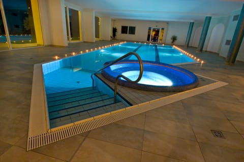 Hot Tub, Spa and wellness centre/facilities, Swimming pool, Public Bath