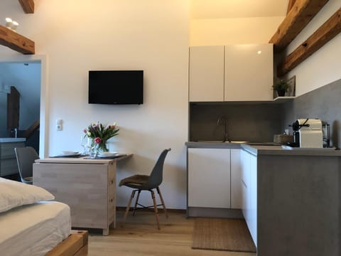 Coffee/tea facilities, Kitchen or kitchenette, Dining area