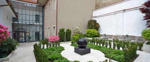 Property building, Facade/entrance, Garden