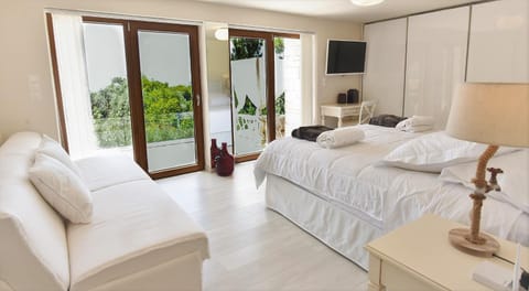 Bed, Day, TV and multimedia, Bedroom, towels