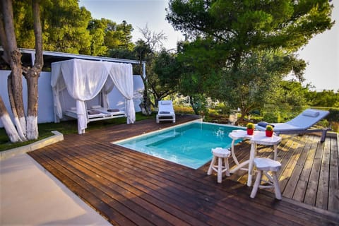 Patio, Day, Garden, Balcony/Terrace, Garden view, Swimming pool, Swimming pool, sunbed