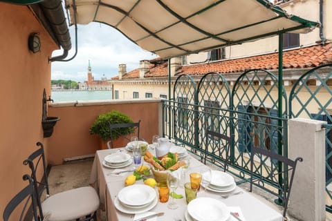 Day, Summer, Balcony/Terrace, Decorative detail, On site, City view, Sea view