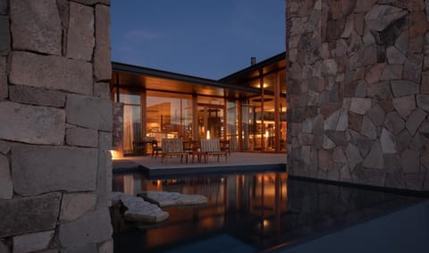 Property building, Facade/entrance, View (from property/room), Dining area, Garden view, Street view