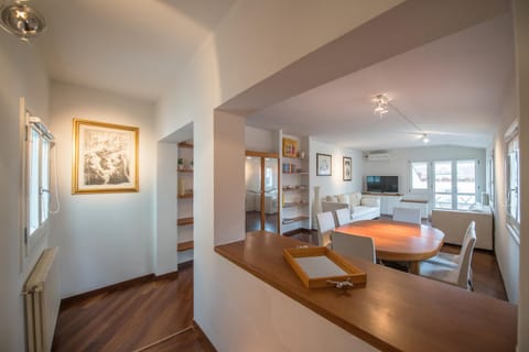 TV and multimedia, Living room, Seating area, Dining area
