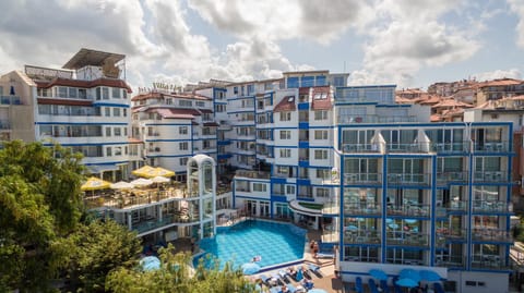 Facade/entrance, Bird's eye view, Swimming pool