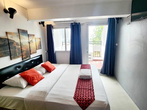 Bed, TV and multimedia, Bedroom