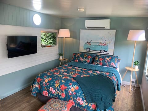 Bed, TV and multimedia, Evening entertainment, Bedroom