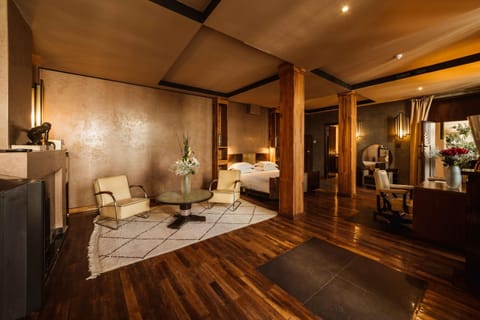 Photo of the whole room, Seating area