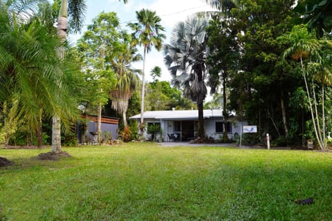 Property building, Patio, Garden, Balcony/Terrace