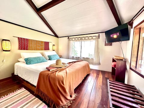 Bed, TV and multimedia, Photo of the whole room, Bedroom
