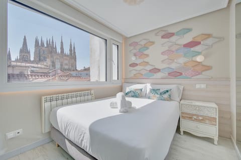Photo of the whole room, Bedroom, City view