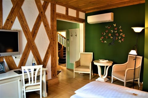Photo of the whole room, Decorative detail