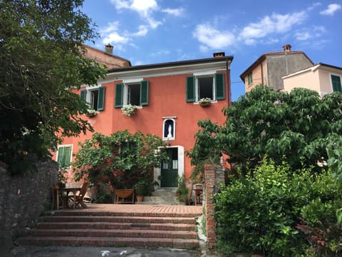 Nearby landmark, Facade/entrance