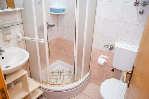 Shower, Toilet, Bathroom, Swimming pool, towels