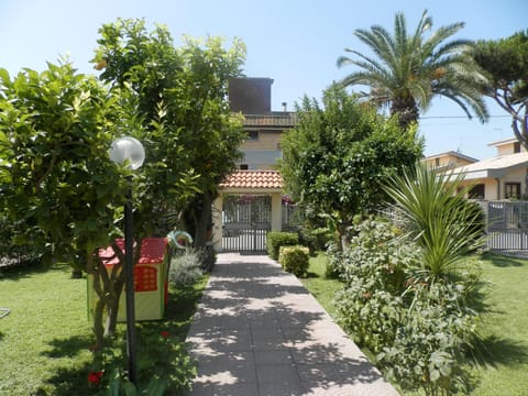 Facade/entrance, Day, Garden