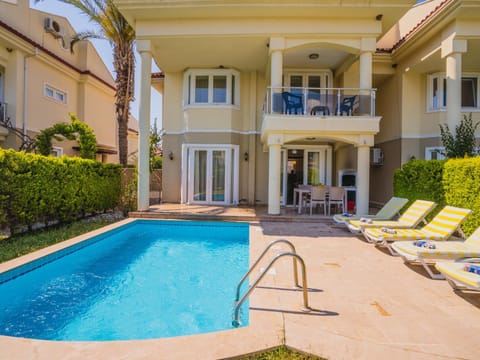 Property building, Day, Balcony/Terrace, Pool view, sunbed