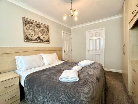 Bed, Bedroom, towels