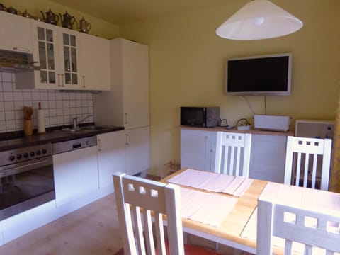 Kitchen or kitchenette, Dining area, minibar, pet friendly, stove