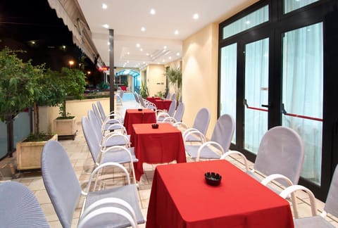 Restaurant/places to eat, Restaurant/places to eat, Garden, Seating area