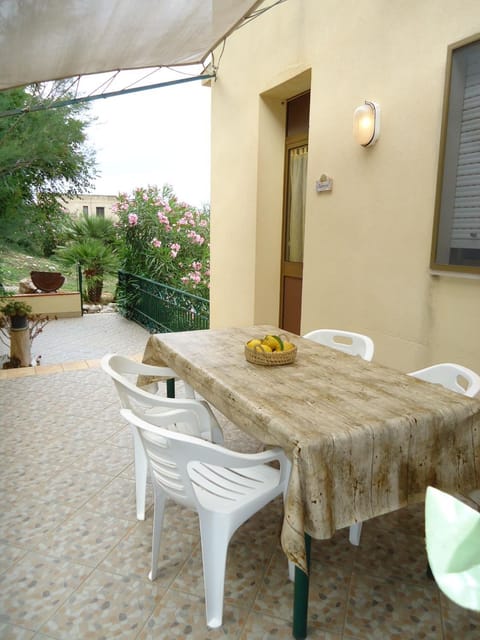 Property building, Facade/entrance, Garden, Balcony/Terrace, Mountain view