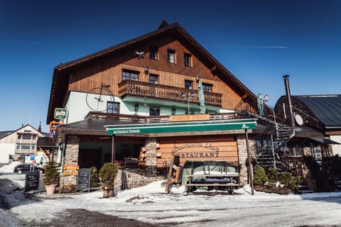 Property building, Restaurant/places to eat, Restaurant/places to eat, Facade/entrance, Day, Neighbourhood, Location