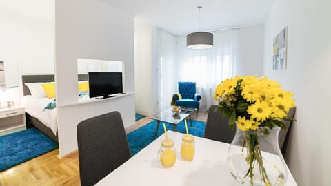 Communal lounge/ TV room, TV and multimedia, Living room, Seating area, Dining area