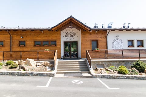 Property building, Restaurant/places to eat, Facade/entrance, Spring, Day, Property logo or sign, Natural landscape
