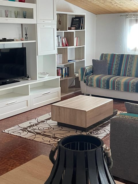 Communal lounge/ TV room, TV and multimedia, Living room, Seating area, Evening entertainment