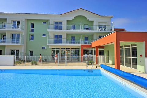 Facade/entrance, Swimming pool
