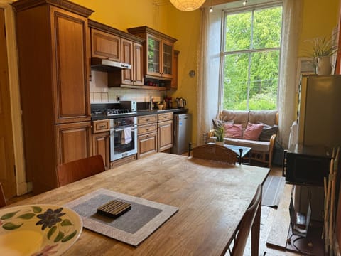 Classic Edinburgh Flat in the heart of Morningside Apartment in Edinburgh