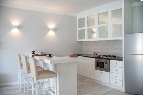 Kitchen or kitchenette, Dining area, dishwasher, pet friendly, stove