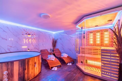 Hot Tub, Sauna