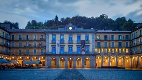 Facade/entrance, Balcony/Terrace, City view, Street view