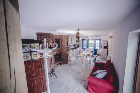 Seating area, Dining area, fireplace