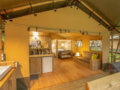 Kitchen or kitchenette, Seating area, Bedroom