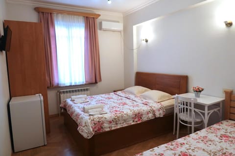 Bed, Photo of the whole room, Bedroom, hair dresser, internet, wardrobe, air conditioner