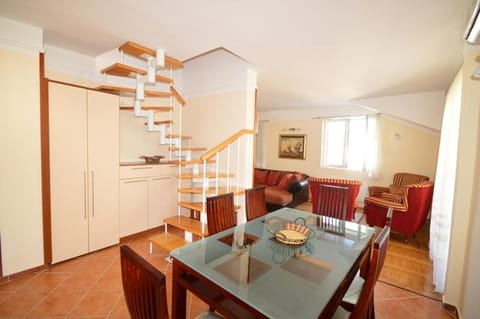 Living room, Photo of the whole room, Seating area, Dining area