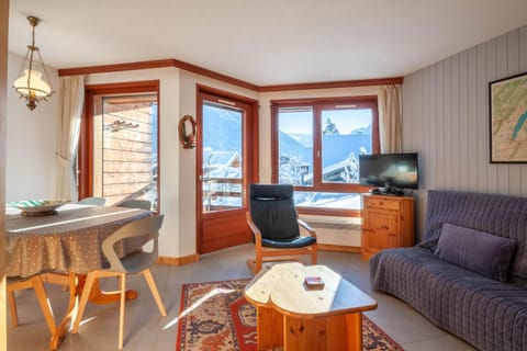 TV and multimedia, Living room, Seating area, Mountain view