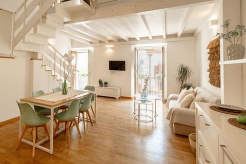 Kitchen or kitchenette, Living room, Seating area, Dining area