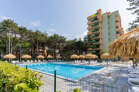 Property building, Garden, Swimming pool