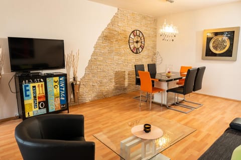 TV and multimedia, Living room, Seating area, Evening entertainment