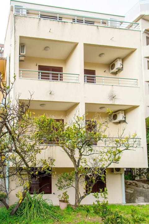 Facade/entrance, Day, Winter, Decorative detail, On site