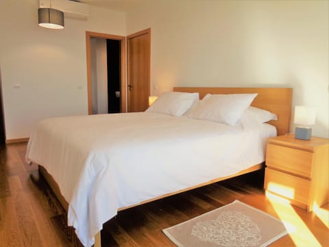 Toilet, Property building, Decorative detail, Bedroom, On site, Family