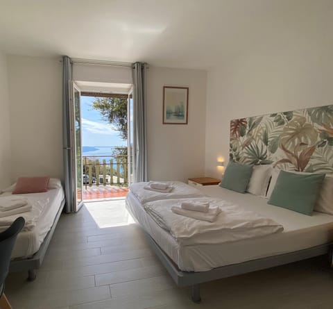 Balcony/Terrace, Bedroom, Lake view