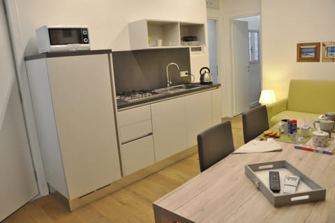 Coffee/tea facilities, Kitchen or kitchenette, Dining area, stove, toaster