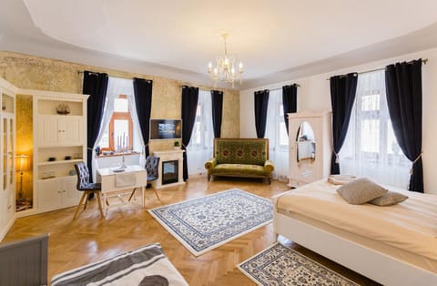 Photo of the whole room, Decorative detail