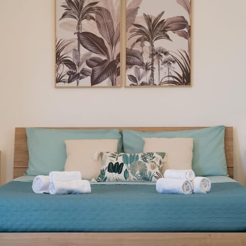 Bed, Bedroom, towels